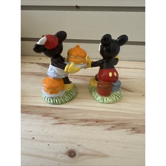 Disney Gibson Mickey Mouse Salt & Pepper Shakers New - Picture 6 of 8